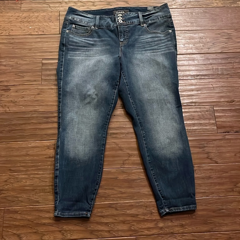 NWT Torrid Premium Ultra Stretch Cropped Jeans Size 18